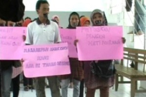 Aksi Tutup Mulut Terobos Ruangan Sidang PN Pelalawan